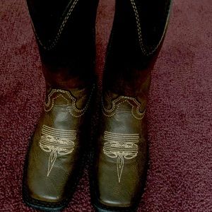 Lightly used boys cowboy boots. Size 13 in kids.